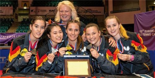 Europameister: die Mädchen mit Franziska Schreiner, Yuki Tsutsui, Trainerin Dana Weber, Laura Tiefenbrunner, Anastasia Bondareva und Sophia Klee (von links).Foto sma