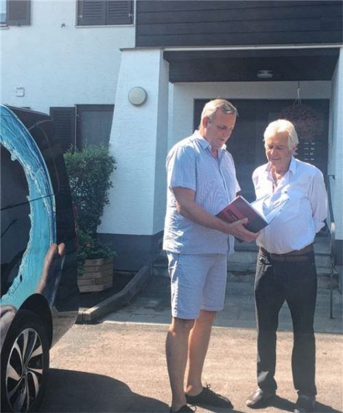 Experte Robert Färber (links) bespricht die Maßnahmen gegen den Legionellenfall bei 35 Wohneinheiten in Bad Feilnbach mit Eigentümer Erwin Daburger.Fotos DPA/Mischi