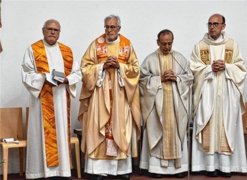 Feierten gemeinsam mit Pfarrer Otto Wiegele (Zweiter von rechts) dessen 50. Priesterjubiläum (von links): Pfarrer Benno Biehler, Pfarrer Sebastian Heindl und Markus Moderegger. Foto Schlecker