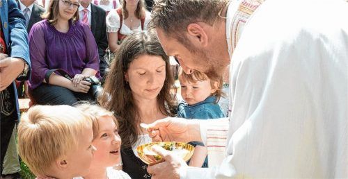 Festtag in der Gemeinde Eiselfing: die Primiz von Neupriester Michael Maurer vor vier Jahren am Eiselfinger See. Jetzt hat Maurer das Priesteramt an den Nagel gehängt – zugunsten der Liebe.Foto John Cater