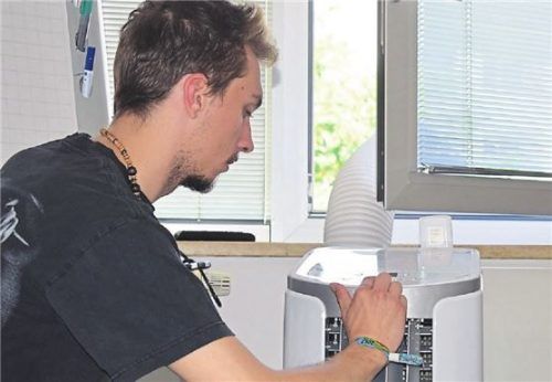 Frage der Effektivität: eine Klimaanlage mit Abluftschlauch im Fenster. Foto dpa/Tüv Rheinland