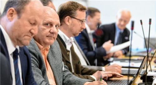 Franz Bergmüller und Andreas Winhart (Zweiter und Dritter von links) bei einer Fraktionssitzung ihrer Partei. Foto DPA