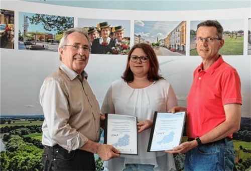 Franziska Schallmoser und Manfred Weichselgartner vom Gutachterausschuss übergeben Landrat Georg Huber den Immobilienmarktbericht. Foto  Huber