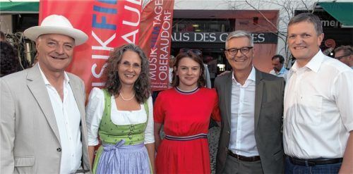 Freuen sich auf beeindruckende Musikfilme (von links): Landkreis-Kulturreferent Christoph Maier-Gehring, Christina Pfaffinger, Geschäftsführerin Chiemsee Alpenland Tourismus, Birgit Bähr (FFF Bayern), Festivalleiter Markus Aicher und Bürgermeister Hubert Wildgruber.Foto re
