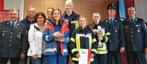 Freuen sich über den erfolgreichen Feuerwehr-Nachwuchs: Maximilian Stadler (Kommandant Breitbrunn), Bernaus Bürgermeister Anton Baumgartner, stellvertretende Landrätin Marianne Loferer, Kreisjugendwart Manuel Pöhmerer, Sarah Bolz, Thomas Zahler, Annika Bärtschi, Anna Waldleitner, Alexander Grossman (Zweiter Kommandant Hemhof), Kreisbrandrat Richard Schrank (von links).Foto re