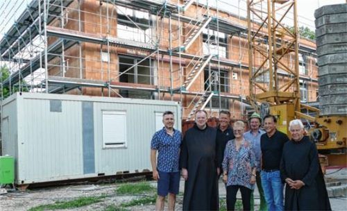 Freuten sich beim Richtfest über die Entstehung eines wichtigen Projektes: Architekt Stefan Ackermann (von links), Pater Provinzial Benedikt Hau, Thomas Viereck, Dritte Bürgermeisterin Inge Schnabl, Stefan Link, Geschäftsführer Ary Witte-Kriegner und Frater Bernhard Binder, Prior von Algasing. Foto  bachmaier