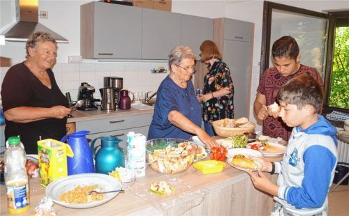 Frühstück im „Treffpunkt Miteinand“: Sebastián (vorne) und Ricardo bedienen sich am kostenlosen Buffet, das der Pfarrgemeinderat Maria Schutz und die Caritas jeden Mittwoch ab 7 Uhr den Schulkindern anbieten. Maria Regler (von links) und Steffi Kulot vom Pfarrgemeinderat sowie Kathrin Bauer von der Caritas (hinten) haben das Frühstück vorbereitet. Nicht auf dem Foto sind Wolfgang Unterforsthuber und Cornelia Zielinski vom Pfarrgemeinderat, die ebenfalls zum ehrenamtlichen Frühstücksteam der Pfarrei gehören.Foto  Grundner