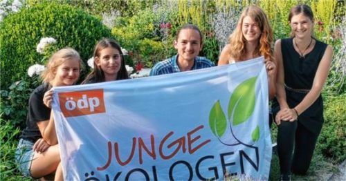 Führen den Kreisverband der neu gegründeten JÖ Rosenheim-Chiemgau (von links): Felicia Ludwig, Lorena Kellner, Julius Bodler, Enya Promberger, hier mit ihrer Schwester. Foto re