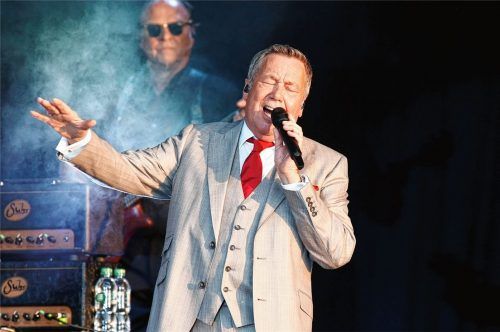 Ganz Gentleman: Roland Kaiser spielte zweieinhalb Stunden im Tüßlinger Schlosspark fast alle Hits. Und ein paar neue Lieder.Foto  Stuffer