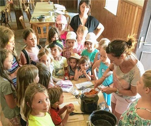 Gemeinsam bereiteten die Kinder die Salben zu und füllten sie anschließend in kleine Töpfchen ab. Foto  fill