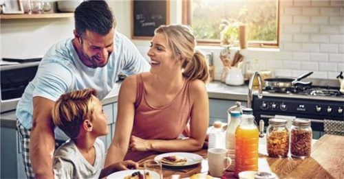 Gemeinsam zu frühstücken ist ein schönes Familienerlebnis. Foto djd/kinder/Getty