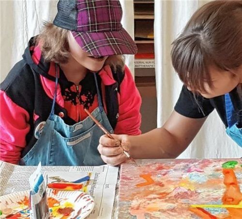 Gemeinsames Malen war in einer der Arbeitsgruppen angesagt. Foto re