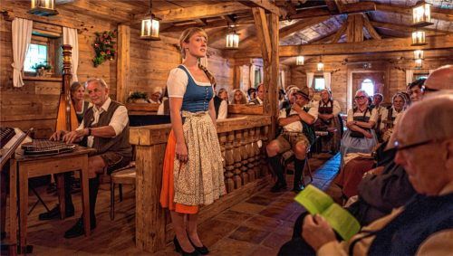 Gesamtkunstwerk: Authentische Musik in der liebevoll gestalteten Grafenherberg-Alm. Foto Nitzsche