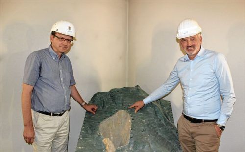 Geschäftsführer Mike Edelmann (rechts) und Prokurist Anton Bartinger zeigen anhand eines Modells vom Steinbruch, das 1980 angefertigt wurde, wie sich das Abbaugebiet bis auf eine Höhe von 848 Meter über NN verändern wird. Foto Steffenhagen