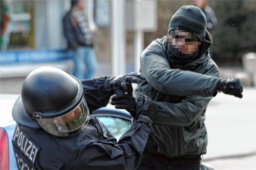 Gewalt gegen Polizisten – hier ein Angriff eines Demonstranten auf einen Polizeibeamten in Lübeck – nimmt immer weiter zu. Foto dpa
