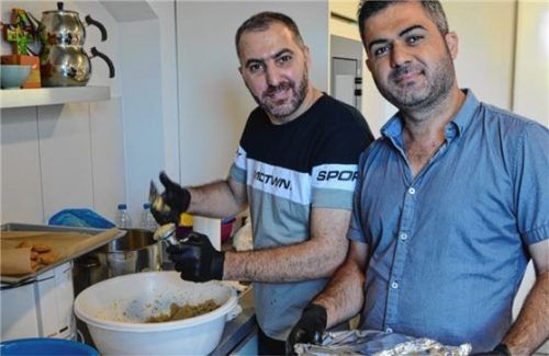 Ghazal und Abdulaziz führen die Zubereitung von Falafel vor. Fotos sedlbauer
