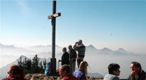 Gipfelkreuzbegegnungen auf der Hochries.Foto hö