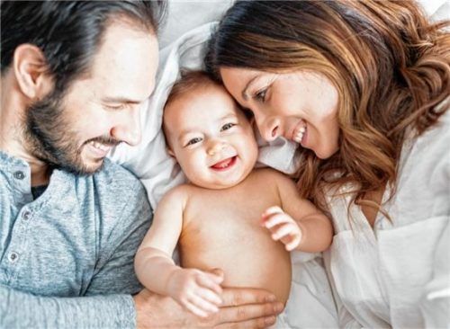 Glückliches Baby, glückliche Eltern: Können Beschwerden schnell beseitigt werden, kommt das allen zugute.

Foto djd/Pfizer/Sab Simplex/pololia - stock.adobe.com