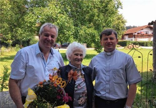 Glückwünsche zum 100. Geburtstag von Hertha Bernardo überbrachten Halfings Bürgermeister Peter Böck (links) und Pater Christoph.Foto re