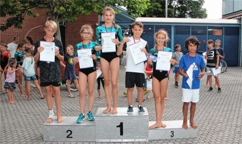 Gold, Silber und Bronze: Auf dem ersten Platz stehen die Vereinsmeister Elena List und Andreas Stadler, auf dem zweiten Platz Rebecca Peters und Anian Singer, auf dem dritten Platz Nele Kupfernagel und Silvio Saravo – bezogen auf die Teilnehmerwertung. Foto re