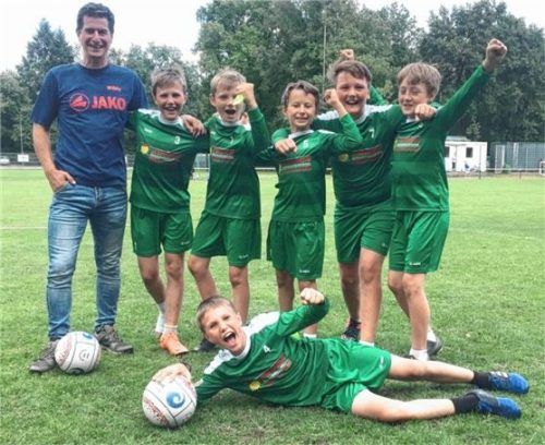 Große Freude beim Faustballer-Nachwuchs (von links): Trainer Christian Weiß, Anton Röckl, Maxi Ortmeier, Marinus Meyer, Benjamin Bittl, David Ott, Simon Röckl (vorne).
