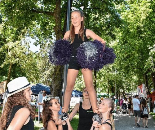 Großer Auftritt für die neue Cheerleader-Gruppe Rebel Rosenheim beim Stadtfest.
