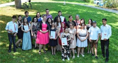 Grund zur Freude hatten die Absolventen. Nach drei Jahren Ausbildung im Berufsbildungswerk Don Bosco halten sie nun ihren Gesellenbrief in den Händen. Foto  re
