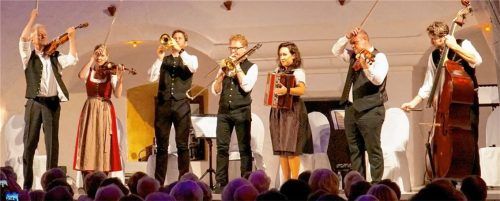 Gut gelaunt präsentierten sich Rudi Pietsch (links) und seine „Tanzgeiger“.Foto  Pillatzki