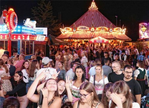 Gute Stimmung herrschte an mehreren Tagen auf dem Waldkraiburger Volksfest. Nach elf Tagen fällt die Bilanz positiv aus: Stadt, Festwirte, Schausteller und Polizei sind zufrieden.Foto  stuffer