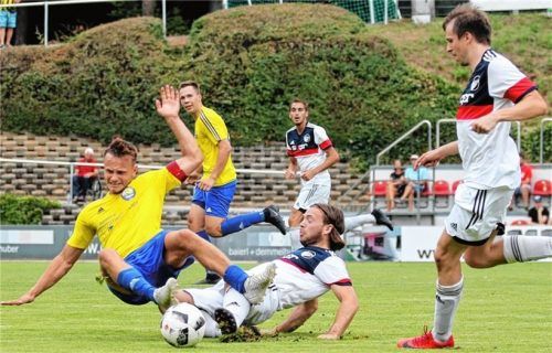 Harter Zweikampf zwischen Tögings Vitali Blinov und dem Ampfinger Mevlud Sherifi, begleitet von Ampfings Michael Aigner (von links).Foto Zucker