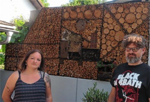 Hat nicht jeder und bietet Insekten Unterschlupf: Kerstin und Erik Wolf haben in ihrem Garten einen ungewöhnlichen Sichtschutz gebaut. Das große Insektenhotel zieht seitdem viele Nützlinge an. Foto  rath