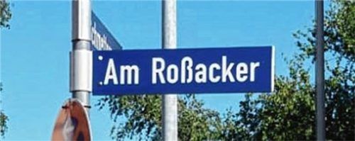 Hat nichts mit einer Rose, aber wahrscheinlich viel mit Rössern zu tun: Der Roßacker in der Stadt Rosenheim. Foto Höfer