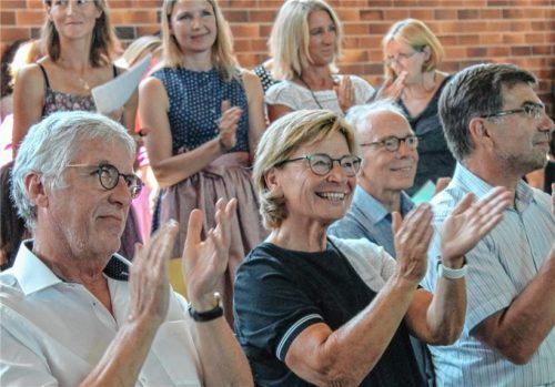 Hatte sichlich Spaß an den Aufführungen an ihrem „letzten“ Schultag: Schuldirektorin Christine Höfling wird mit einem bunten Programm in den Ruhestand verabschiedet. Foto Heinz
