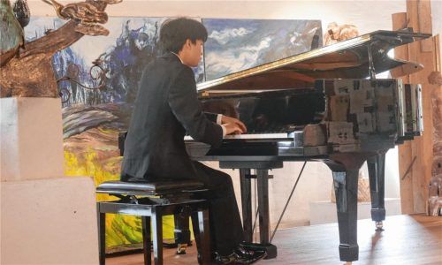Heuer bereits zum vierten Mal gab Ausnahmepianist Kit Armstrong ein Konzert im Atelier von Antje Tesche-Mentzen in Hafendorf. Foto Kirchner