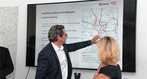 Hier könnte die Trasse verlaufen: Bundesverkehrsminister Andreas Scheuer und Bundestagsabgeordnete Daniela Ludwig studieren die Karte mit den fünf möglichen Varianten. Foto Reisner