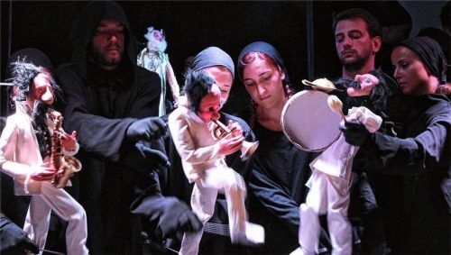 Hier spielt die Musik: Die Puppenspieler lassen eine Band auftreten. Foto Wunsam