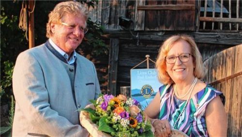 Hildegard Dorn-Petersen übergab die Führung an Otmar Steßl, der ihr mit einem Blumenstrauß dankte.Foto re