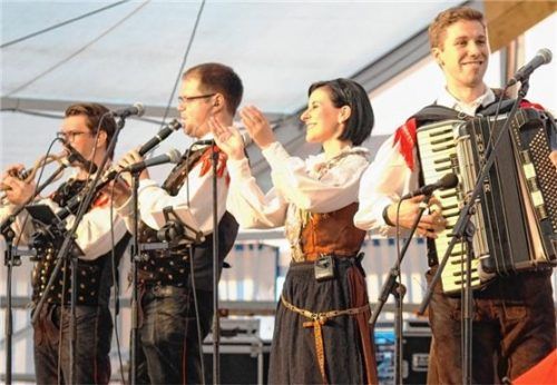 Hochklassige Volksmusik gab es von Sašo Avsenik (rechts) und seinen slowenischen Mitmusikanten. Foto Aerzbäck