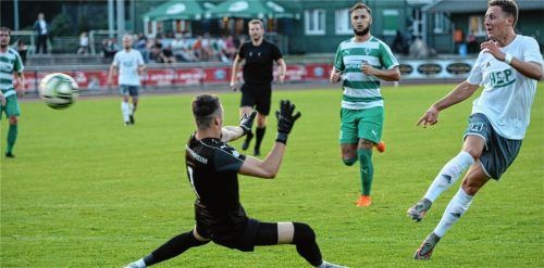 Holzkirchens Sebastian Hahn schießt zwar an SBR-Torhüter Alin Goia, aber auch knapp am Tor vorbei. Foto  Ruprecht