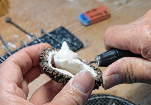 Hornschnitzer Siegfried Stuhlmüller zaubert filigrane Kunstwerke aus Bein und Geweih. Sein altbayerisches Handwerk hat Fans auf der ganzen Welt.