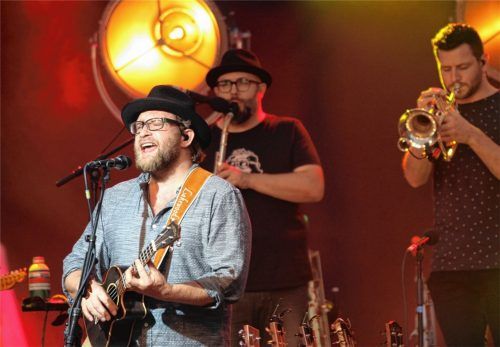 „Ich habe mir die komplette Band von ,Sing meinen Song‘ unter den Nagel gerissen!“ Eine weise Entscheidung von Gregor Meyle (links). Höchste Musikalität und Virtuosität quer durch alle Genre war deswegen im Haberkasten zu hören.Foto Enzinger