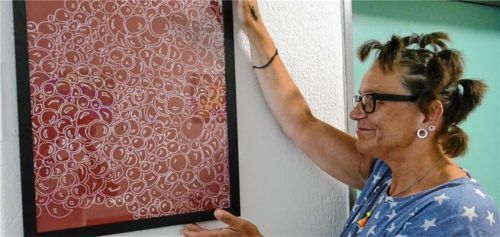 „Ich habe viele Gedanken und Ideen“, sagt Maron K. (Name von der Redaktion geändert) und ist stolz auf ihr Bild, das zeigen soll, wie Gedanken platzen und neue entstehen. Foto  Bachmaier