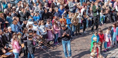 Ihr erstes Konzert außerhalb der Schule gab die Bläserklasse am 1. Mai – an ihrer Seite sind die Musikschullehrer Martin Stolz (Mitte) und Hannes Obermeyer (rechts oben). Fotos re