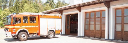 Im nächsten Jahr sollen neue Hallentore für 320000 Euro im Feuerwehrgerätehaus in Waldkraiburg eingebaut werden. Bei den mehr als 30 Jahre alten Holztoren traten zuletzt vermehrt Schäden und Defekte auf. Foto  Grundner