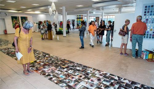 Im Rahmen der offenen Jahresausstellung des Kunstvereins Traunstein ist der ehemalige Edeka-Markt in Chieming bis 28. Juli zum Kunstraum umgewidmet, der engagierte Beiträge von knapp 80 Künstlern zeigt. Foto Effner