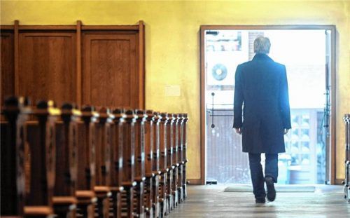 Immer mehr Menschen kehren der Kirche den Rücken. Die Austrittszahlen liegen seit Jahren auf einem ähnlichen Niveau. Doch auch der demografische Wandel hinterlässt Spuren: Die Zahl der Sterbefälle liegt deutlich über der der Taufen. Foto dpa/Ingo Wagner