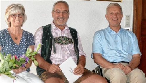 In bester Stimmung verabschiedete sich Sepp Oberauer (Mitte) in den Ruhestand. Bürgermeister Hajo Gruber dankte ihm und dessen Frau Marlies herzlich.Foto Hoffmann