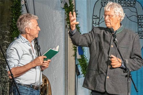 Interview in Schulenglisch: Michael Well (links) befragt Gerhard Polt als indischen Pfarrer. Foto Flug