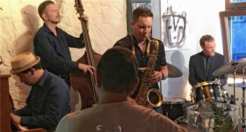 Jazz aus den 50er- und 60er-Jahren spielten der Saxofonist Lukas Gabric (Mitte) und seine musikalischen Mitstreiter; am Schlagzeug Xaver Hellmeier.Foto  Lentner