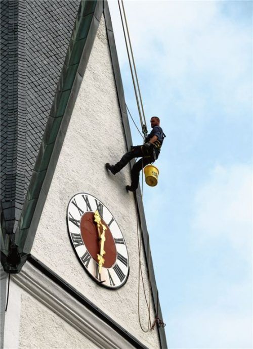Jeder, der auf der Autobahn unterwegs ist, kennt den nadelspitzen Kirchturm und die Kirche Sankt Margaretha – das Wahrzeichen von Frasdorf. Foto Rehberg